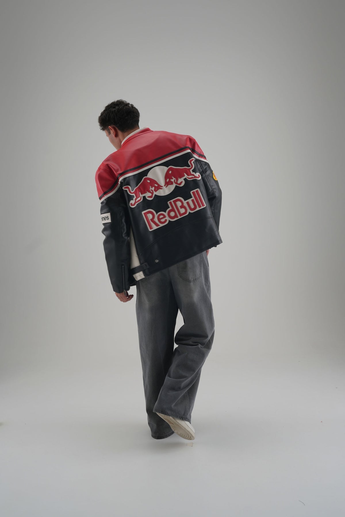 Veste Red Bull portée en extérieur