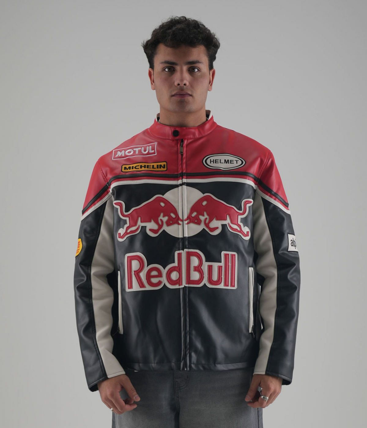 Profil latéral d’une veste Red Bull pour homme, design racing et fit ajusté