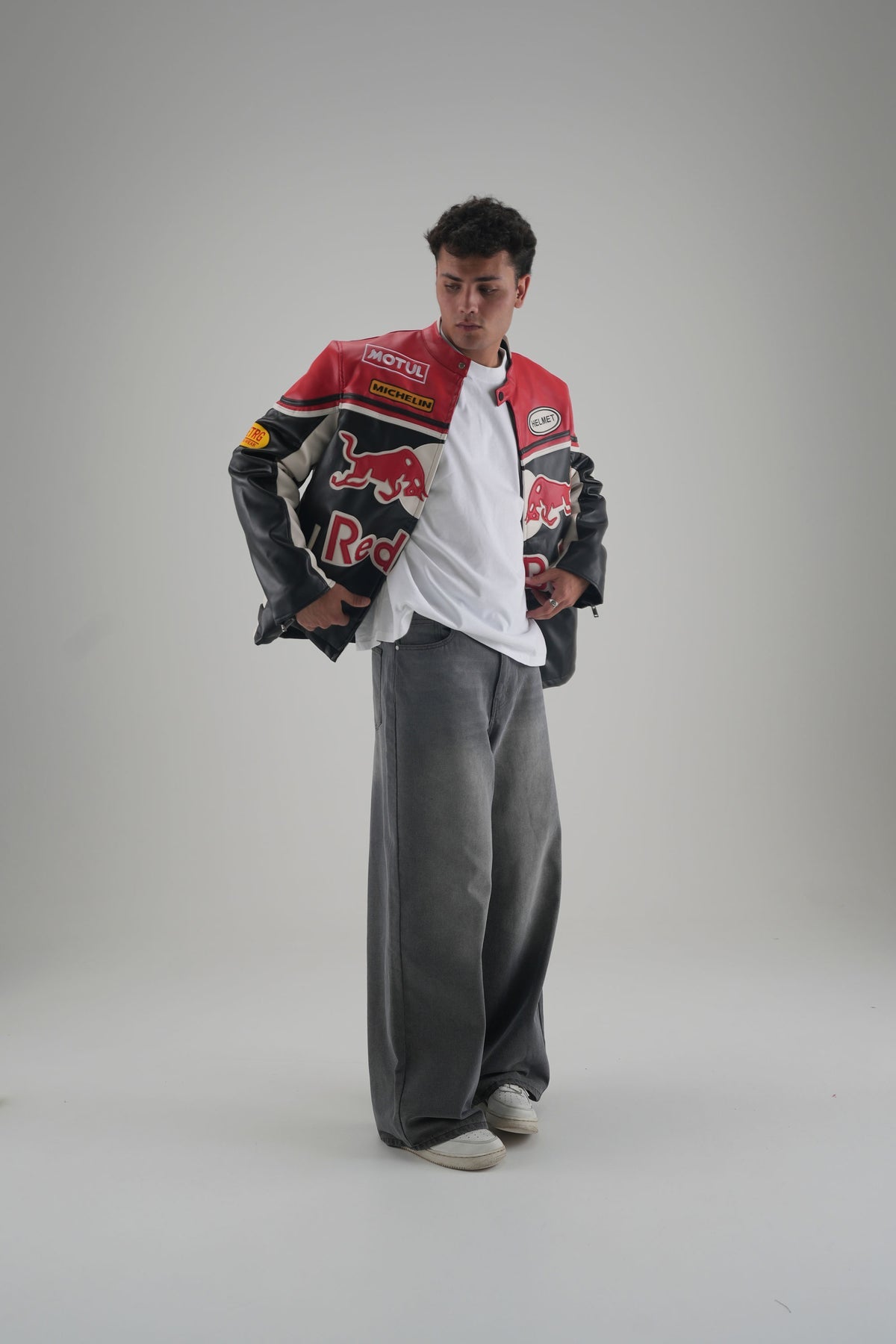 Vue rapprochée d’une veste Red Bull, fermeture zippée et patch racing jacket