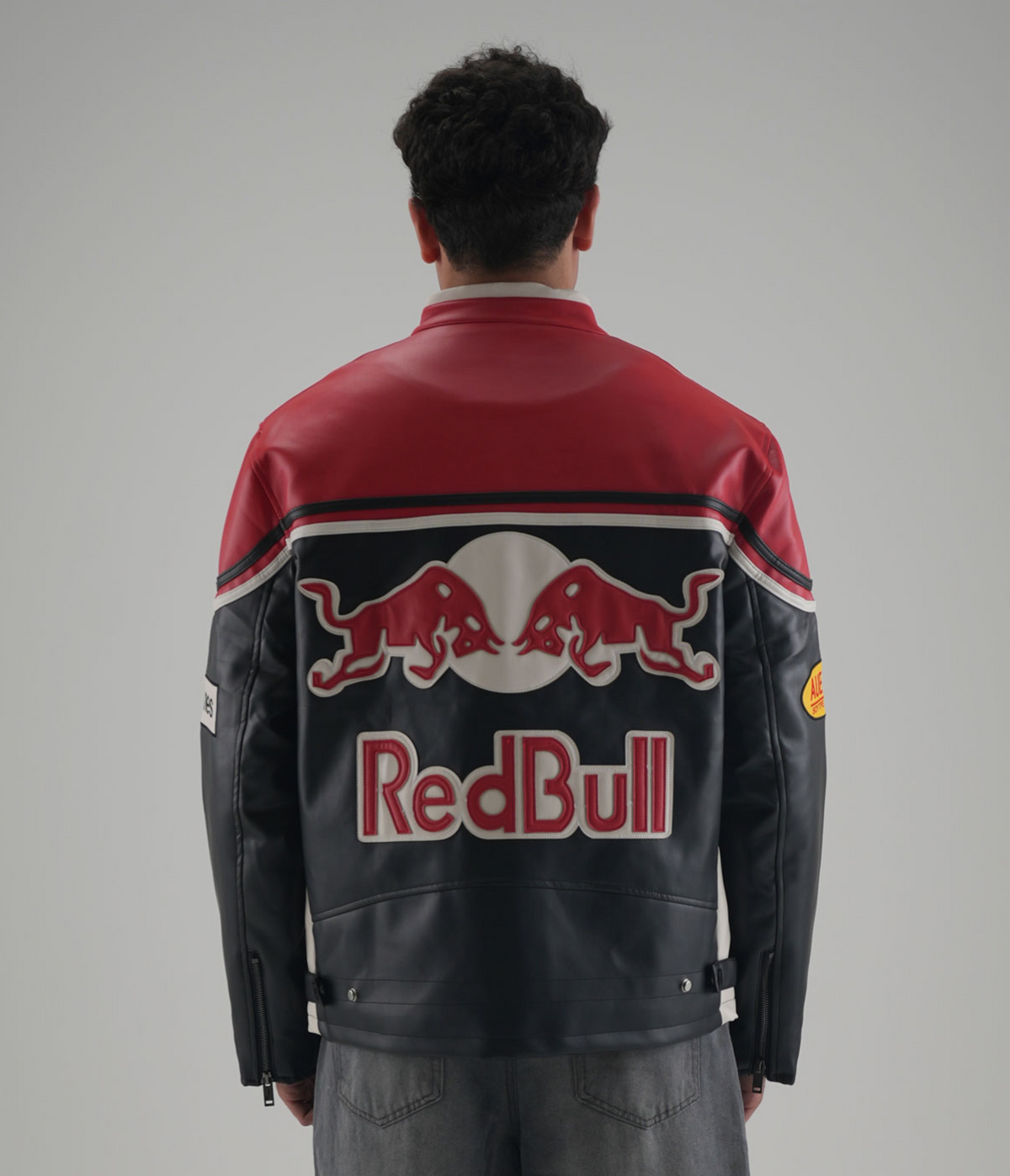 Vue arrière d’une veste Red Bull homme avec sponsors et logo brodé